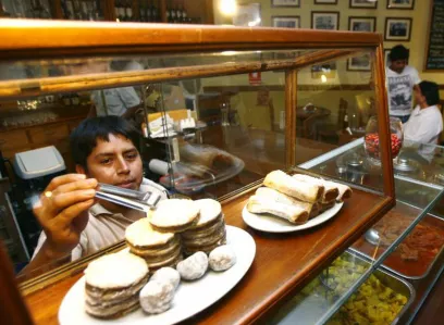 Street Food & Old Taverns Night Tour in the Historic Center of Lima